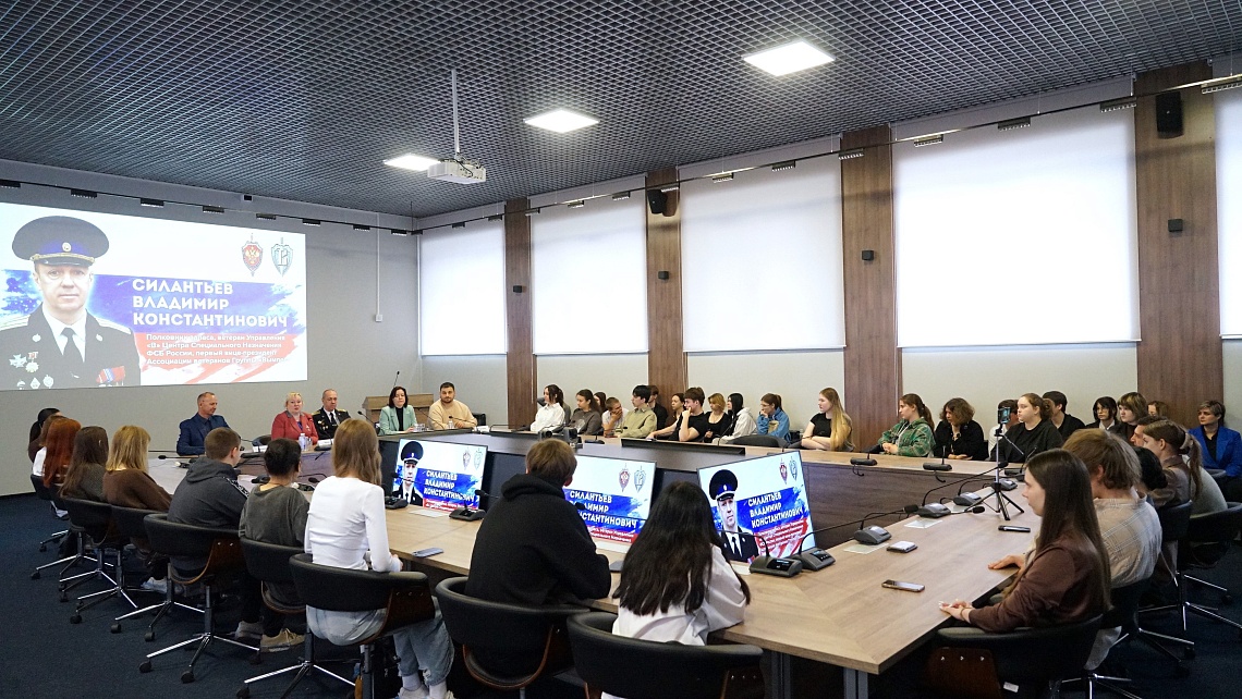 Державинцы встретились с участником спецоперации по освобождению заложников в Беслане, кавалером ордена Мужества Владимиром Силантьевым фото детальные